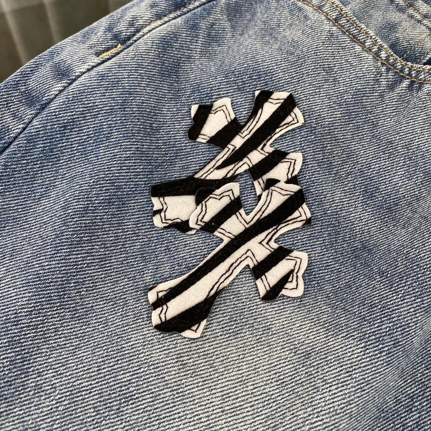 P270 CH Chromehearts zebra black and white cross patch patchwork jeans, priced at 34W level, patchwork cross pattern embellishment, washed jeans! ! An absolutely high-end luxury product, a 1.9W-level god-level single product, a super popular product, made by top heavy industry, a magic weapon that cannot be missed! [About Zangyin] This is an extremely luxurious fashion brand that can also be called the aristocracy of the high street. It has always been an exclusive brand for some hipsters or rich second generations. Compared with ordinary high streets, it is more luxurious and noble. Compared with luxury brands, it is more fashionable and individual. It has always been a brand that I have a special liking for. [Top heavy industry fashion design] Consistently high-street luxury style. Speaking of this style, the Zangyin family and GU family are definitely the leading representative brands. Especially the Zangyin family has really achieved a state-of-the-art effect in creating high-street style. The unique washed material is used to create this style. The color system is already quite eye-catching. After it is decorated with patchwork cross flowers, it cleverly highlights the charm of the brand. Secondly, this style uses classic The high-waist cutting design highlights the long legs and fashionable temperament of the upper body. The brand is highly recognizable and the slim fit configuration is more suitable for daily wear. It is a product that interprets personality, fashion, and specifications at a glance. This single product is enough to make any fan excited. It can be a white T-shirt for a youthful college style, or a tight suspender for a royal style. It has strong matching ability and can be easily controlled by men.  [Materials and craftsmanship] Needless to say, this point goes without saying. As an excellent craftsman brand, Zangyin’s requirements for details and craftsmanship are really perfect. The washed color of this model has gone through so many processes, not to mention the embellishment of denim appliques. It is also purely hand-made and sewn. Just like what they believe in, only hand-made things have soul and have the meaning of wear. A top-notch heavy-duty fashionable denim item, I look forward to your perfect interpretation! !  Color: black gray Size: 28-36